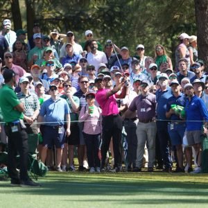 Woods Menunjukkan Kilatan Keagungan dan Tanda Perjuangan