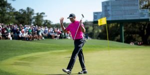 Woods Menunjukkan Kilatan Keagungan dan Tanda Perjuangan